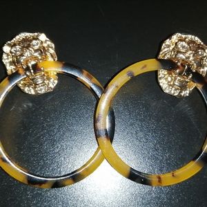 Lion head hoops